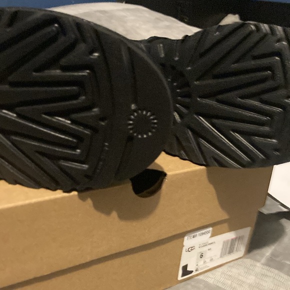 -UGG CLASSIC SHORT II
Brand new AUTHENTIC ! 
Never used - Picture 2 of 3